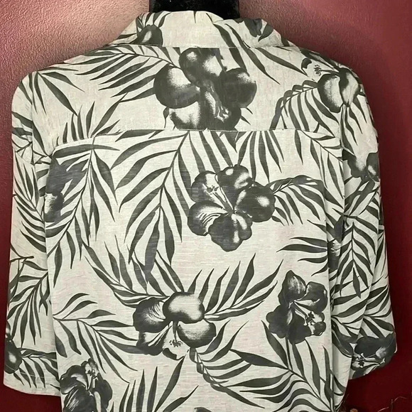 Tommy Bahama Men’s XL Silk Gray & Black Short Sleeve Hawaiian Shirt - Picture 4 of 7